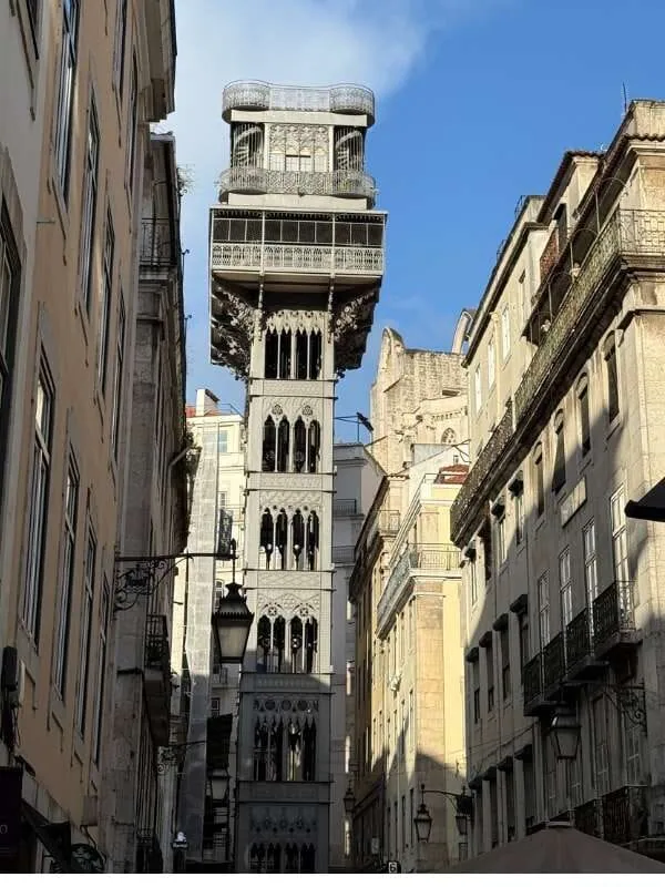 Elevador de Santa Justa zwischen den Häusern
