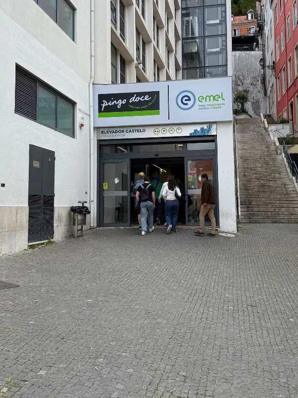Eingang zum zweiten Lift auf die Burg hoch