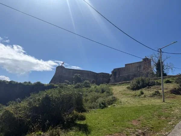Blick auf ein altes Fort mit Wiese im Vordergrund
