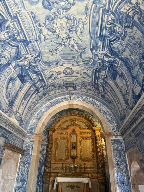 Blick auf eine Kirchendecke mit blauen Fliesen