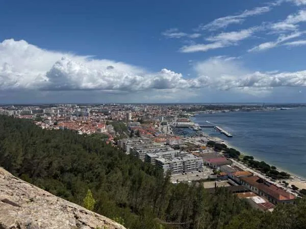 Aussicht auf die Stadt Setubal it vielen Häusern
