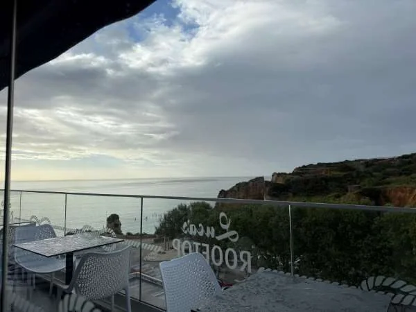 Dachterrasse mit Blick aufs Meer