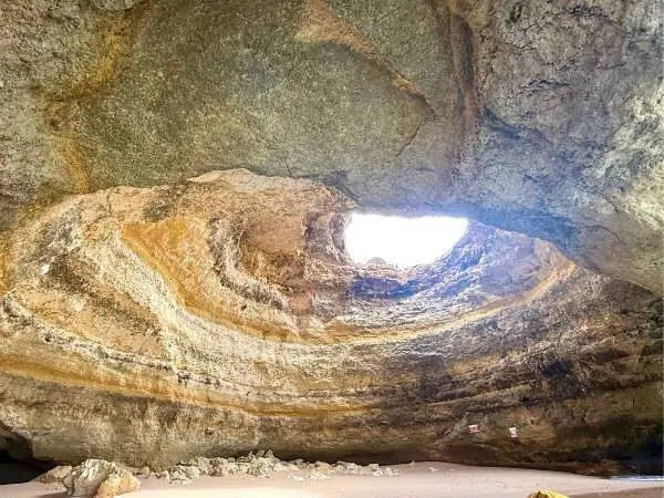 Grotte von innen mit einem Loch im Dach