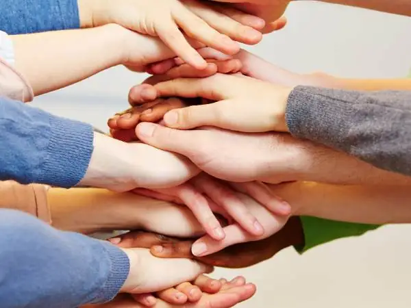viele Hände übereinander, die das Team signalisieren sollen