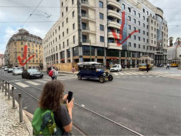 Lissabon Unterkunft links mit Pfeil markiert und Supermarkt rechts mit Pfeil