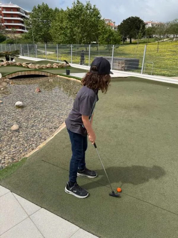 Kind das Golf spielt von hinten