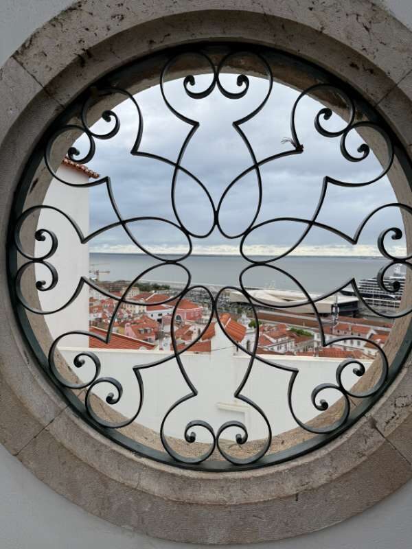 Lissabon vom Miraouro de Santa Luzia durch ein Fenster fotografiert