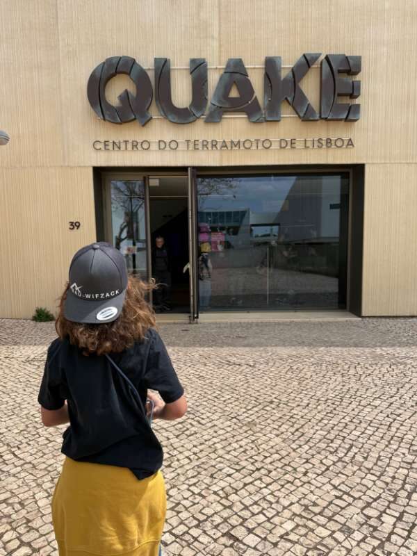 Ein Kind das auf das Museum Quake in Lissabon zu geht