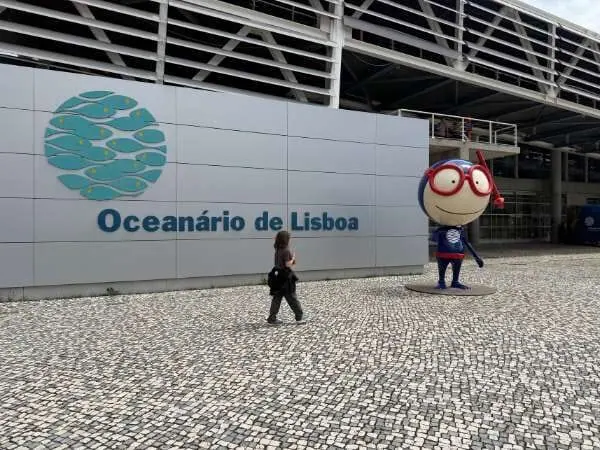 Oceanario de Lisboa Eingang mit einem Taucher-Figur davor