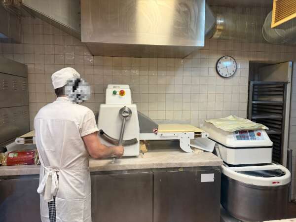 Koch, der gerade Pasteis de Nata zubereitet