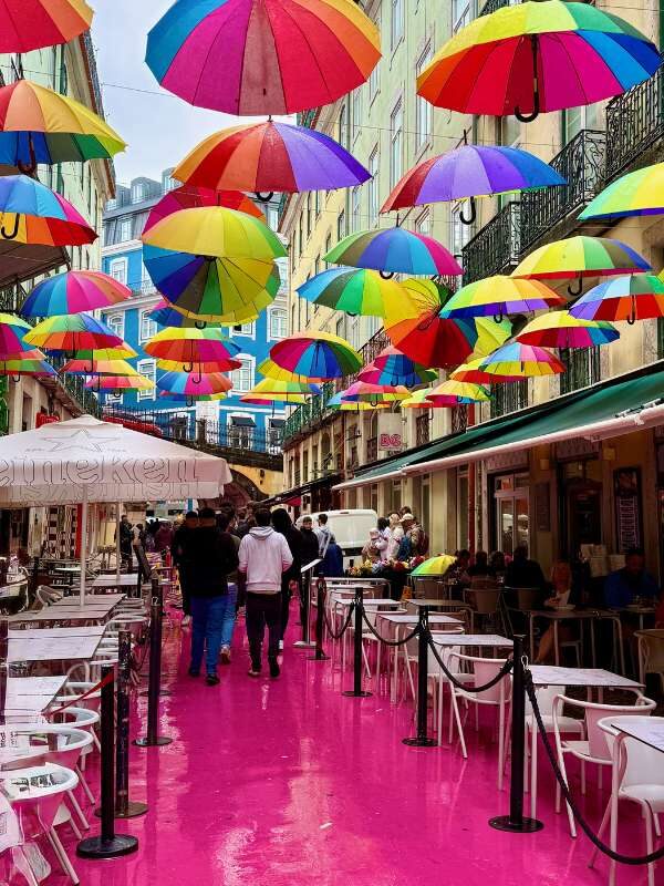 pink Street mit bunten Schirmen als Girlanden