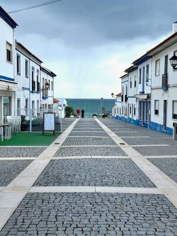 lange Fußgängerzone von Porto Covo mit Blick aufs Meer