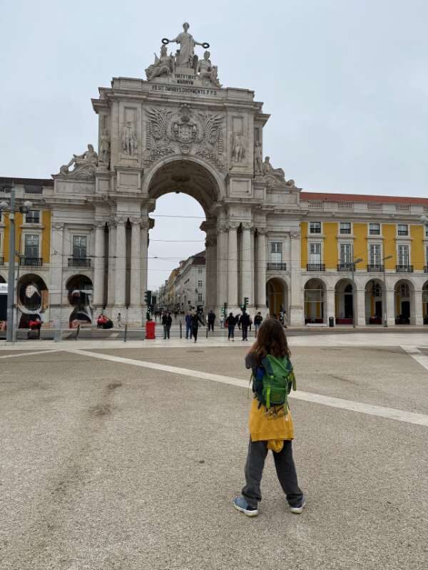Arco do Rua Augusta vom Praca Comercio aus fotografiert, im Vordergrund ein Kind