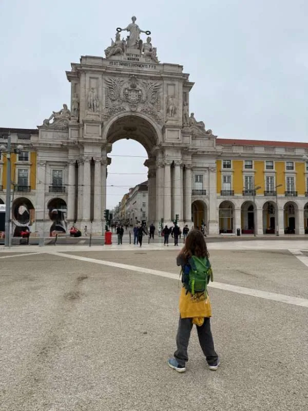 Arco do Rua Augusta vom Praca Comercio aus fotografiert, im Vordergrund ein Kind