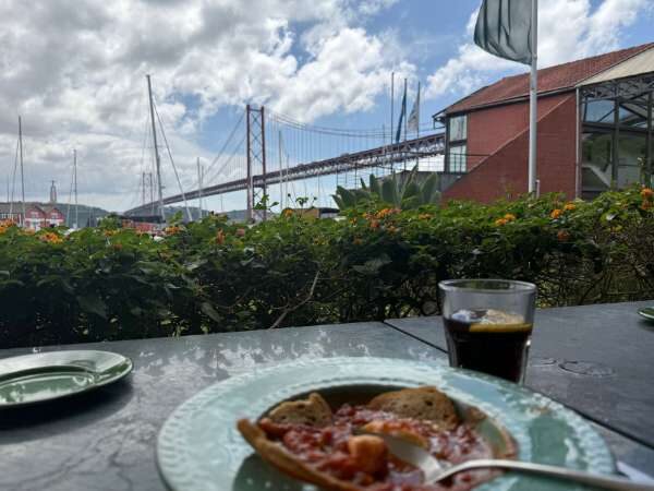 Blick vom Restaurant Doca de Santos auf die Ponte 25 de Abril