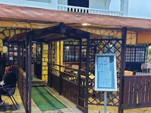 Eingang von der Pizzeria