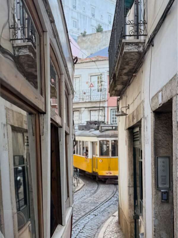 Tram 28 im Stadtteil Alfama in einer engen Gasse