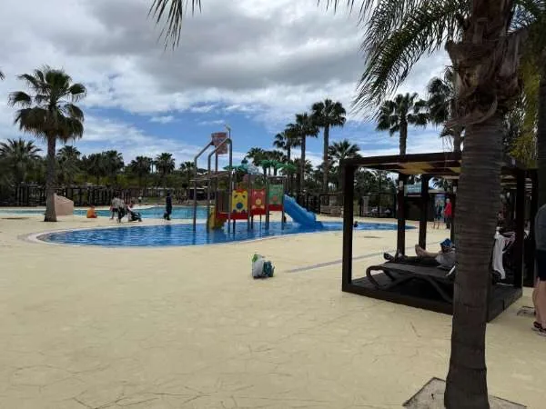 Schwimmbad mit Kinderrutsche