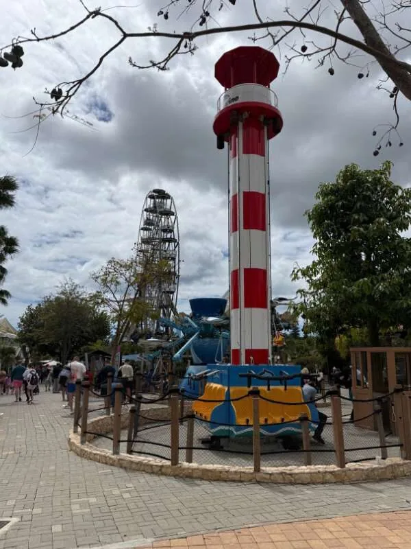 Freizeitpark im Aquamarine mit einem Fahrgeschäft