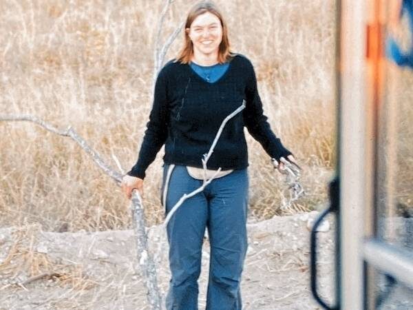 Barbara Richter beim Stöcke holen für ein Lagerfeuer in Botswana