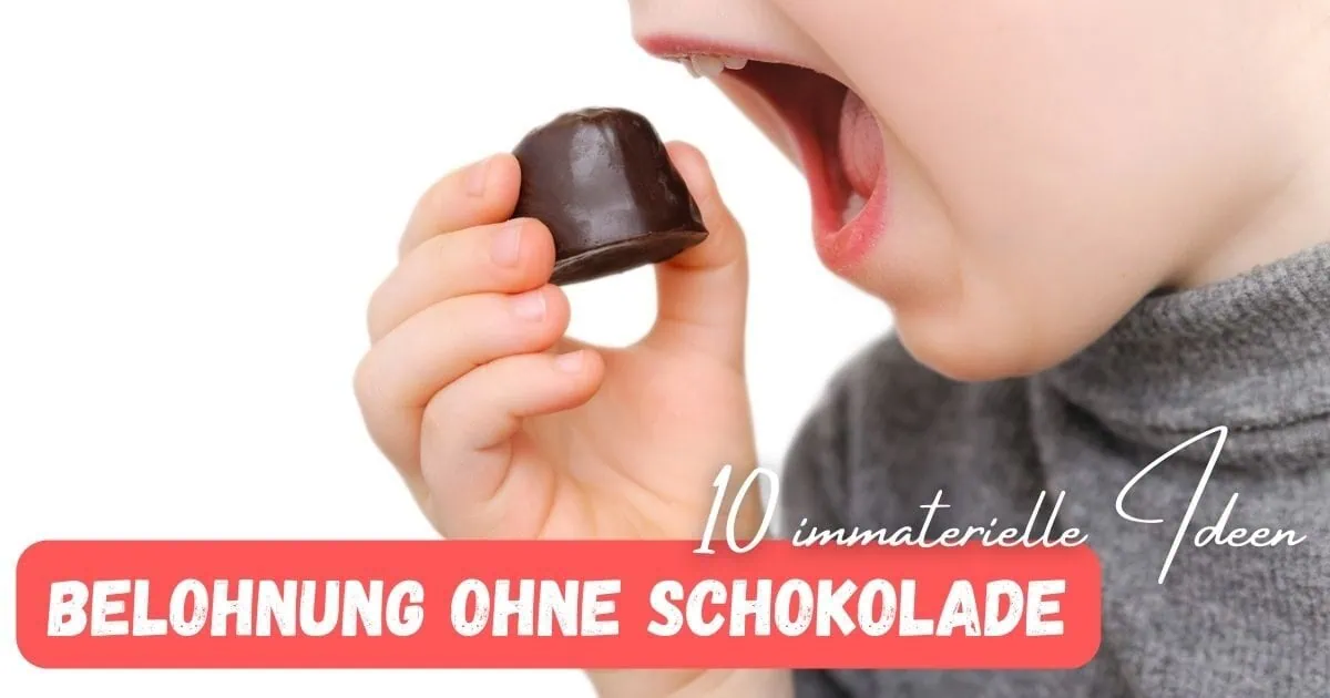 Beitragsbild mit dem Titeltext "Belohnung ohne Schokolade - 10 immaterielle Ideen" mit einer Kinderhand, die gerade ein Stück Schokolade in den Mund stecken will.