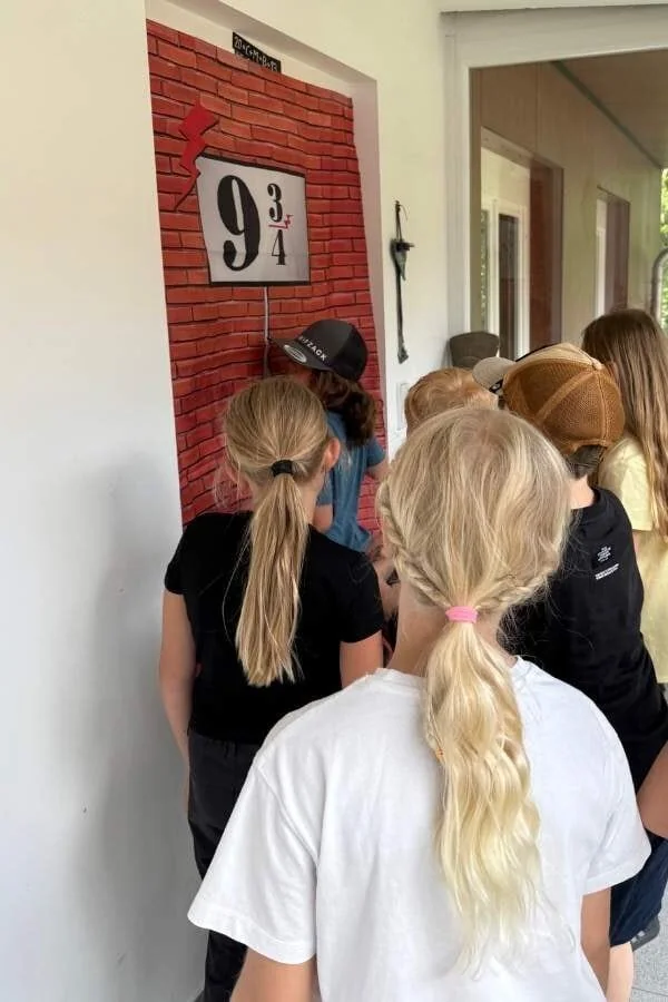 Mädchen stehen in einer Warteschlange vor einem Harry Potter thematischen Attraktion, während sie gespannt auf ihren Eintritt warten, was Freude und Kinderabenteuer im Harry Potter Erlebnispark vermittelt.