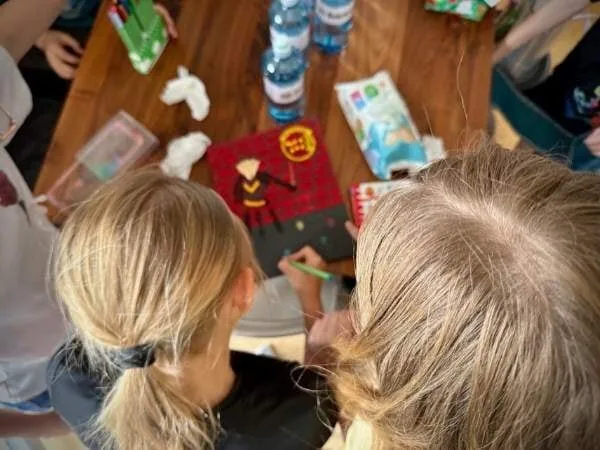 Kinder beim Basteln, kreativ im Kindergarten, gemeinsames Spiel und Malen, kindliche Aktivitäten, Familienzeit, MamaBlog.