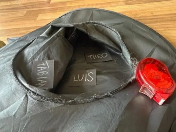 Zauberhut von innen mit Namenskärtchen hinein geklebt mit einem ablösbaren Kleber
