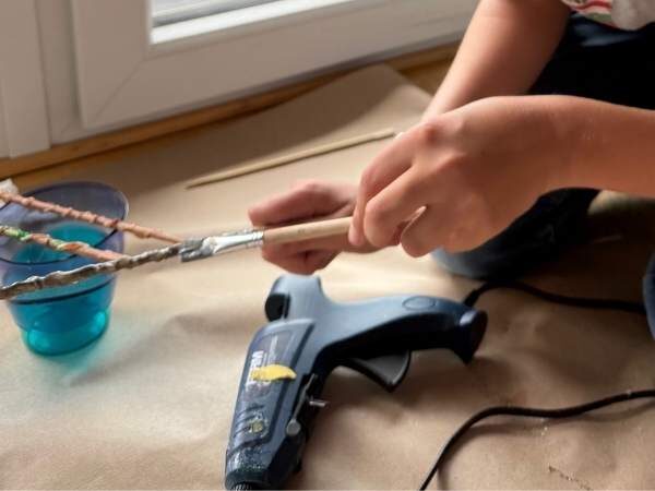 Kind malt gerade den Stab an