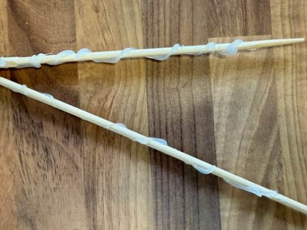 2 Holzstäbe mit den Heißklebe Rillen