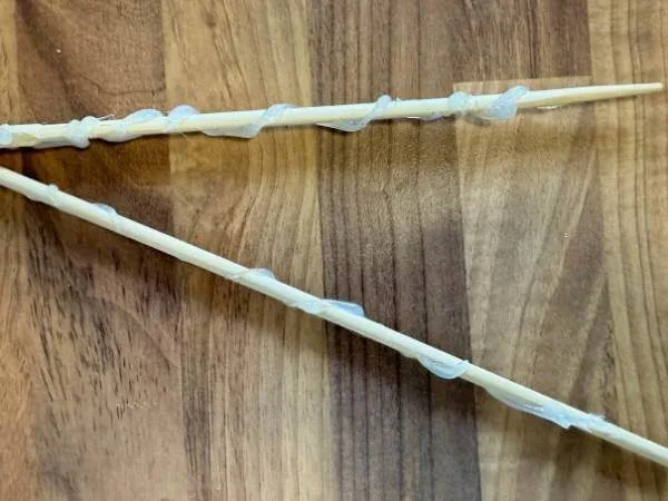 Stäbe mit Heißkleber für Kinder oder Bastelprojekte auf Holzoberfläche, natürliche Dekoration und kreative Bastelideen für MamaBlog.