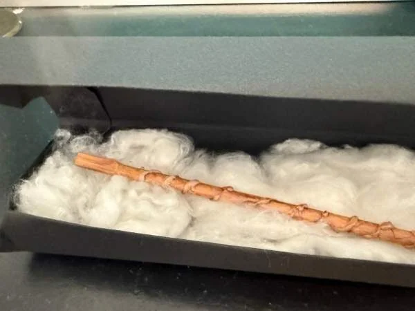 Zauberstab in einer schwarzen Box, umwickelt mit Kaschmirfasern, für DIY-Geschirrreparatur oder Filzarbeiten, kindgerechte Bastelmaterialien, nachhaltige Handwerksideen.