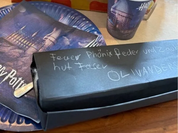 Zauberstab Box am Harry Potter Tisch liegend mit Text auf dem Deckel