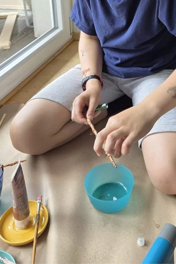 Kind macht auf den Zauberstab Glitzer drauf