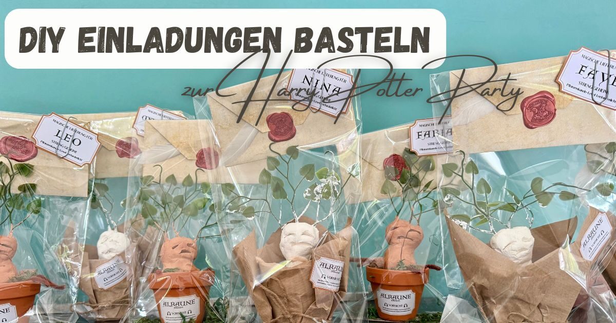 Beitragsbild mit dem Titel DIY Einladungen basteln zur Harry Potter Party mit den Einladungen bestehend aus einem Brief mit Siegel und einer Alraune in einem kleinen Blumentopf