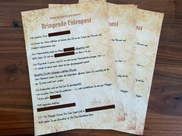 Einladungsbriefe 3 auf einem Tisch liegend