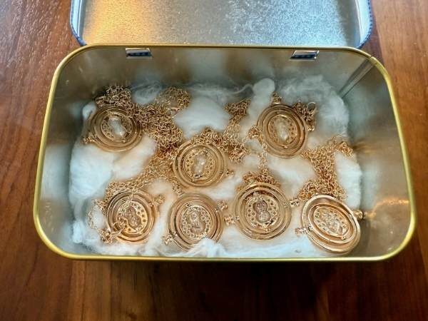 Zeitumkehrer in einer Box auf Watte gelegt als Geschenk für die bestandene Prüfung