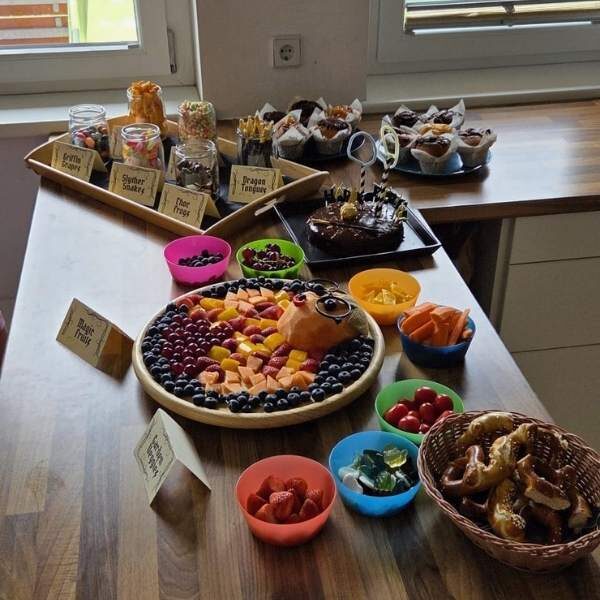 Buffet zum Harry Potter Geburtstag in der Küche aufgestellt