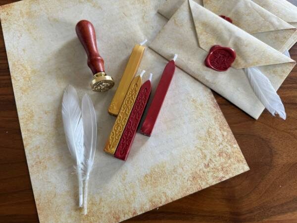 Material für die Einladungsbriefe für den Harry Potter Geburtstag mit Federn, Siegelwachs, Siegel von Hogwarts und Briefpapier