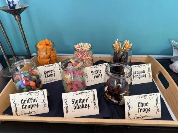 Knabber-Buffet mit 6 gefüllten Gläsern und den Beschriftungskärtchen