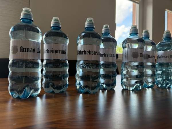 Wasserflaschen mit einer Banderole auf der Wahrheitstrank und der name des Gastkindes steht