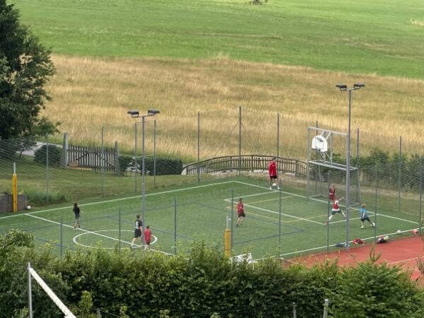 Fußballplatz wo Kinder gerade spielen