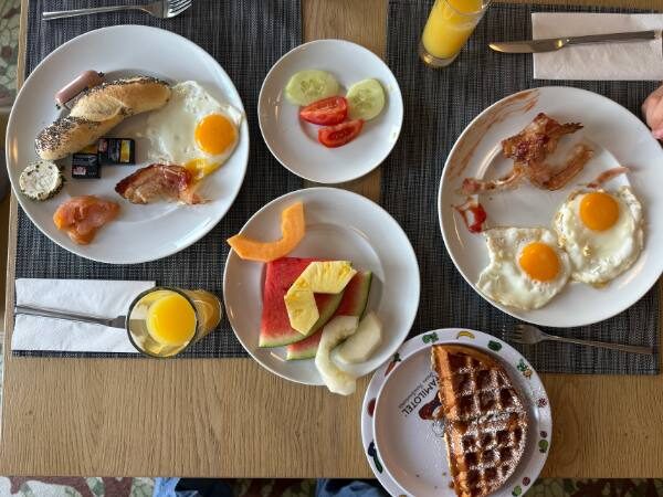 Frühstück mit vielen Tellern von oben fotografiert