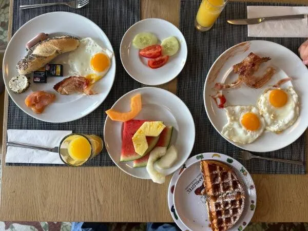 Awaning Orangecocktail im Glas mit Strohhalm auf einer Bar- oder Restaurant-Tisch. Frischer, erfrischender Drink für Genießer, perfekt für einen entspannten Abend.