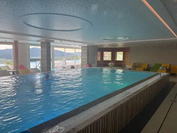 Innenpool in einem modernen Spa mit Blick auf die Berge, ideal für Entspannung und Wellness. Perfekt für Mütter, die eine Auszeit vom Alltag suchen.