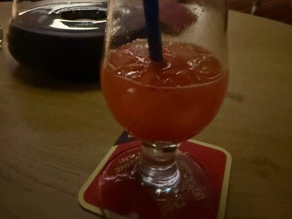 Drink am Tisch mit Strohhalm