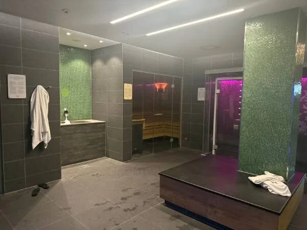 Entspannende Saunalandschaft mit modernen Fliesen und gemütlicher Atmosphäre, ideal für Erholung und Wellness.