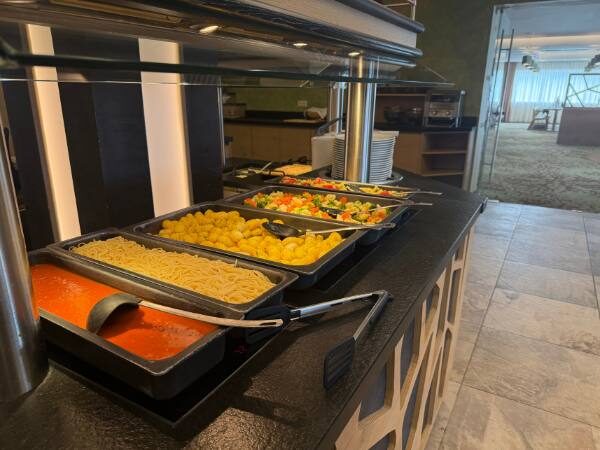 Mittagessen im Kinderhotel Aigo Blick auf das Buffet