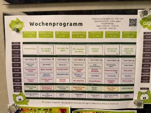 Wochenprogramm für Kinder im AIGO Familienzentrum mit Aktivitäten wie Tierfilme, Basteln, Bewegungsspielen und Muffin-Backen, geplant für die Woche vom 7. bis 13. Juli, perfekt für Familien und Kinder.