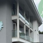 Beitragsbild mit dem Text: 12 von 12 Juli 2025 und dem Bild mit dem Hotel Aigo im Hintergrund